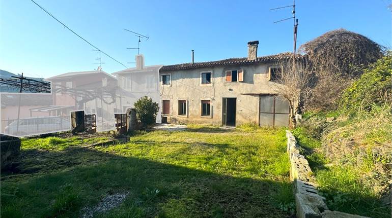 DA RISTRUTTURARE: RUSTICO DI CORTE CON GIARDINO