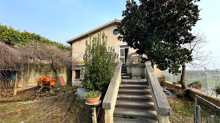 DA RIMODERNARE: CASA INDIPENDENTE CON CORTE