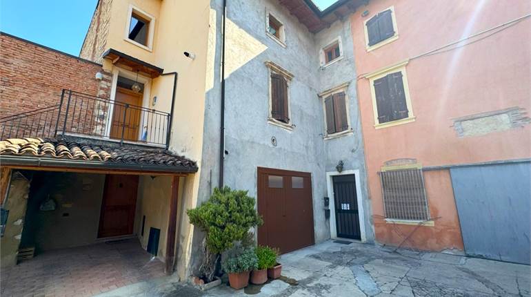 BILOCALE CON POSTO AUTO
