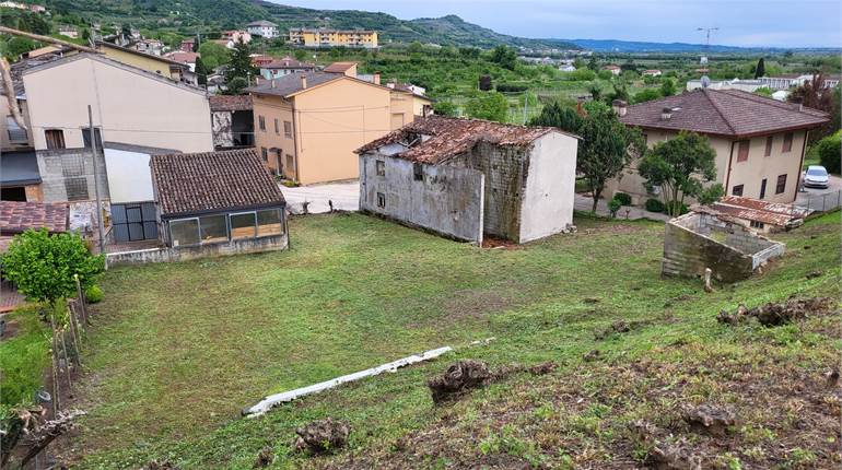 COMPLETAMENTE DA RISTRUTTURARE: RUSTICO CON TERREN
