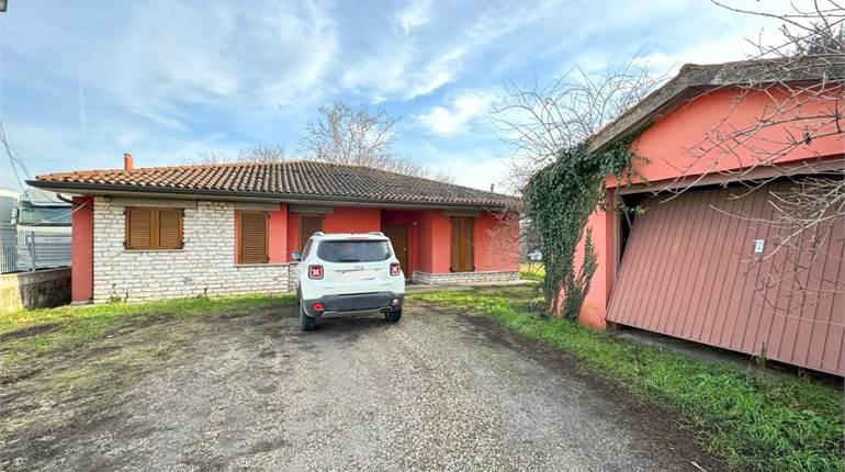 DA RISTRUTTURARE: VILLETTA SINGOLA CON GIARDINO