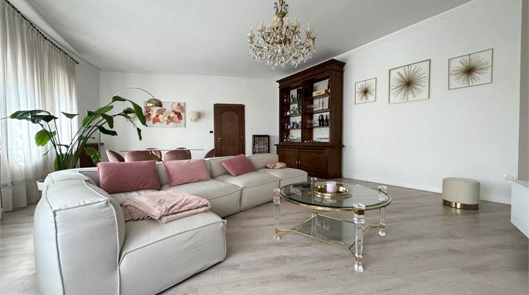APPARTAMENTO 4 CAMERE CON TAVERNA, GARAGE DOPPIO E