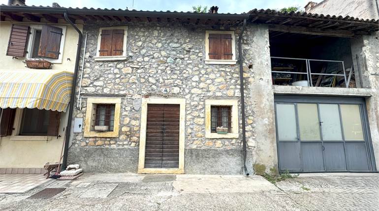 RUSTICO DI CORTE CON GARAGE