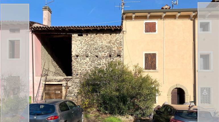  DA RISTRUTTURARE: RUSTICO CON PORTICO E ORTO