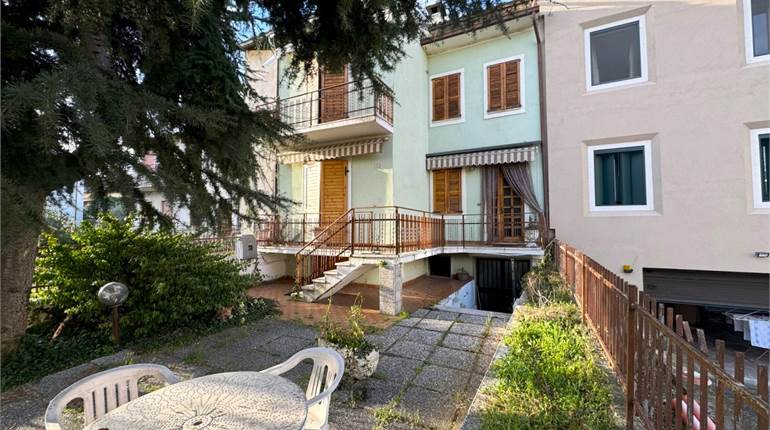 DA RISTRUTTURARE: RUSTICO CON GIARDINO