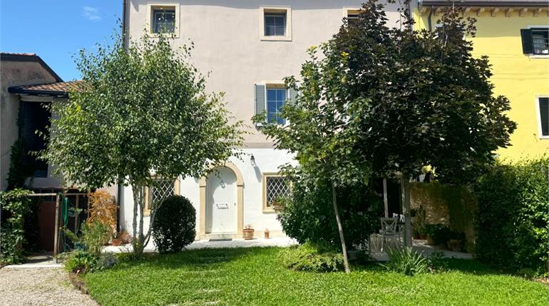 INCANTEVOLE RUSTICO RISTRUTTURATO CON GIARDINO ESCLUSIVO