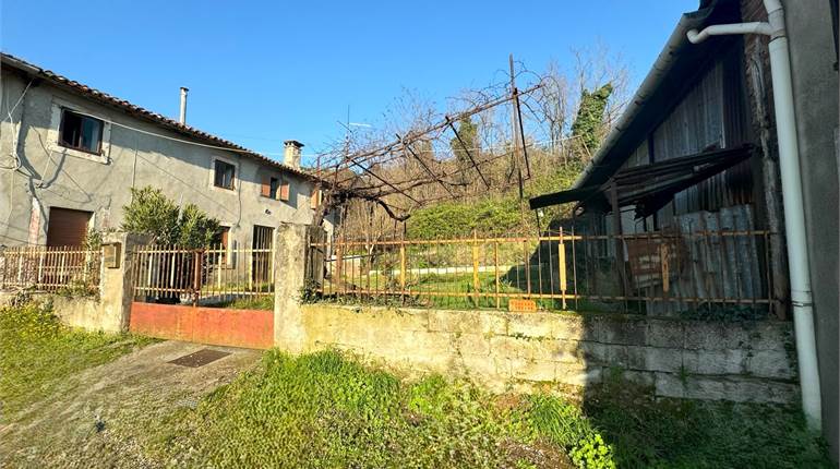 DA RISTRUTTURARE: RUSTICO DI CORTE CON GIARDINO