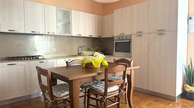 IN TRIFAMILIARE: APPARTAMENTO CON TRE CAMERE E GIARDINO