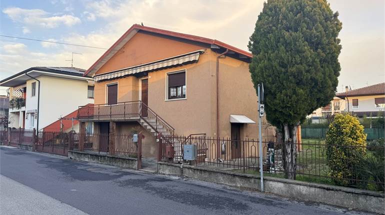 CASA SINGOLA CON GIARDINO DI CIRCA 350MQ