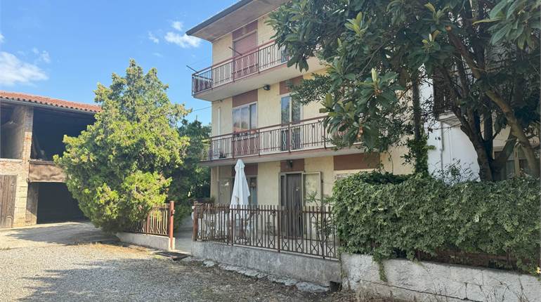 RUSTICI CON PORTICO E GIARDINO