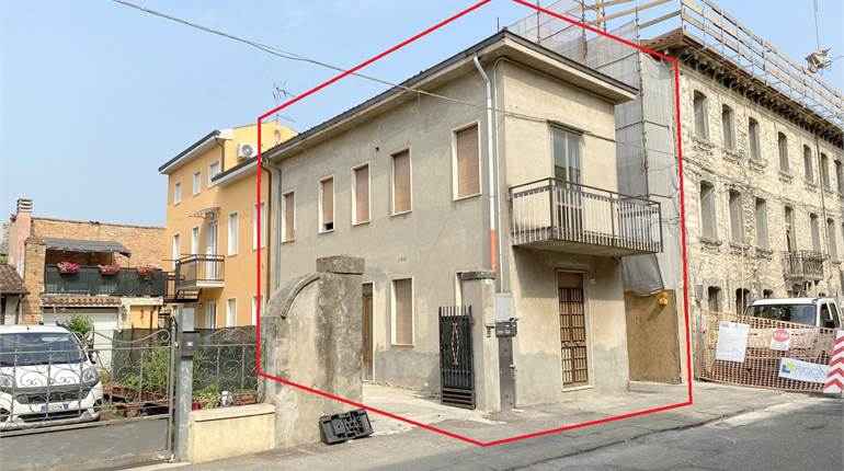 CASA DI CORTE D'ANGOLO PARZIALMENTE RISTRUTTURATA