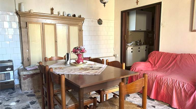 DA RISTRUTTURARE: RUSTICO CON CORTE DI CIRCA 500MQ