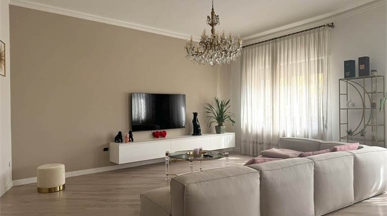 APPARTAMENTO 4 CAMERE CON TAVERNA, GARAGE DOPPIO E
