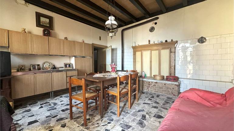 DA RISTRUTTURARE: RUSTICO CON CORTE DI CIRCA 500MQ