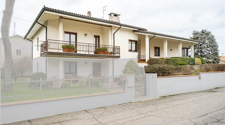 PORZIONE DI BIFAMILIARE CON GIARDINO