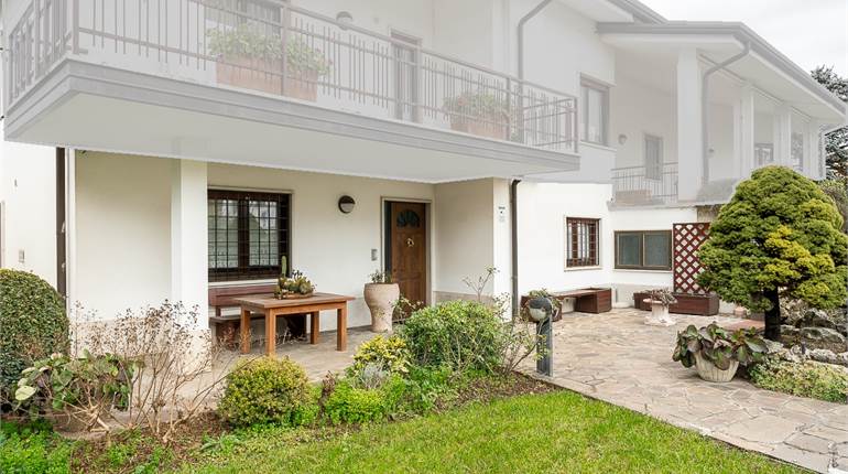 PORZIONE DI BIFAMILIARE AL PIANO TERRA CON GIARDINO