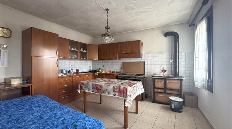 DA RISTRUTTURARE: RUSTICO CON GIARDINO