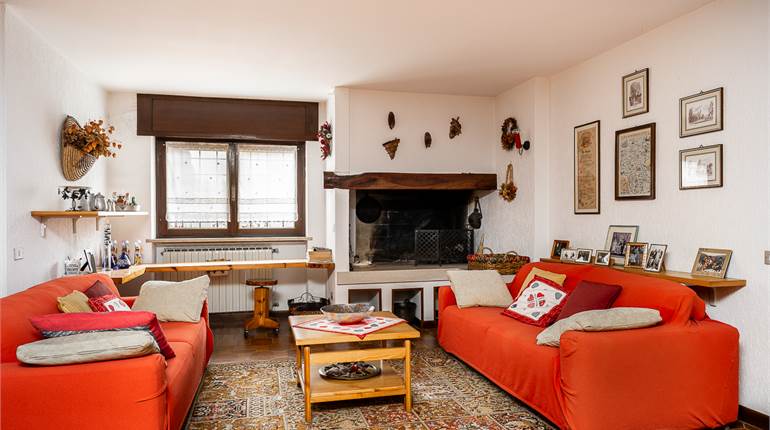 PORZIONE DI BIFAMILIARE AL PIANO TERRA CON GIARDINO