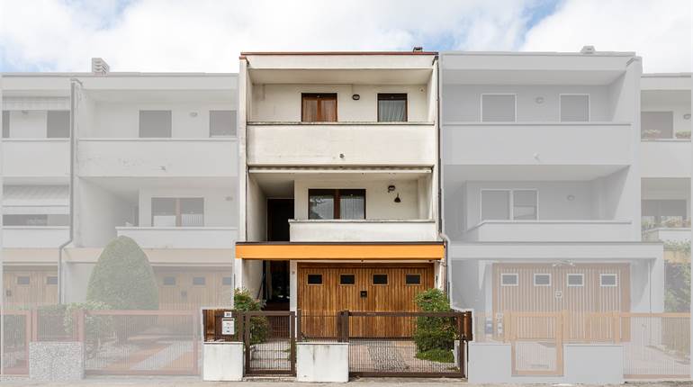 VILLETTA A SCHIERA CON GARAGE E CORTE