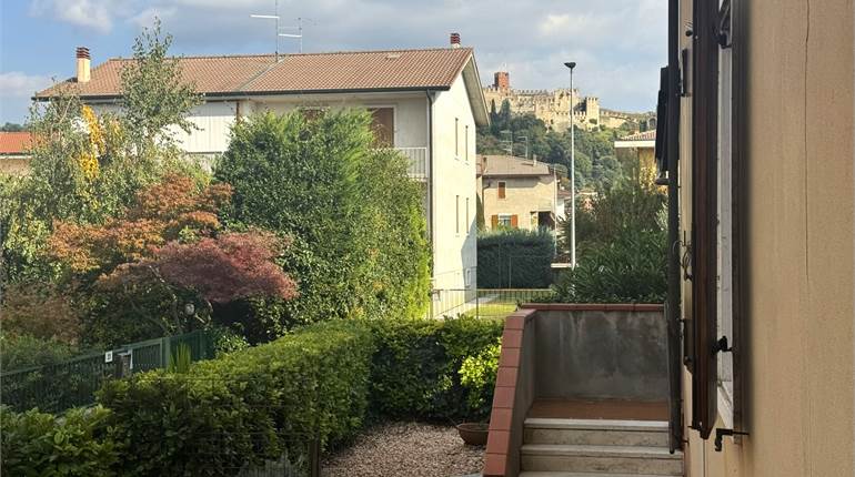 VILLETTA D’ANGOLO CON GIARDINOCIRCA 100 MQ  