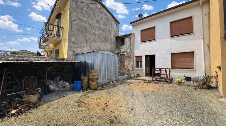 DA RISTRUTTURARE: RUSTICO CON CORTE PRIVATA