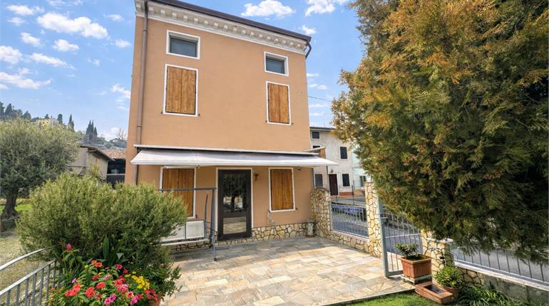 CASA SINGOLA CON CORTE PRIVATA