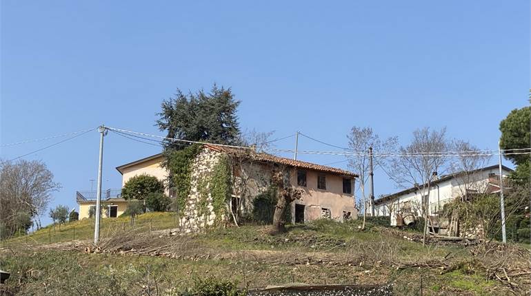 DA RISTRUTTURARE: RUSTICO SINGOLO CON TERRENO